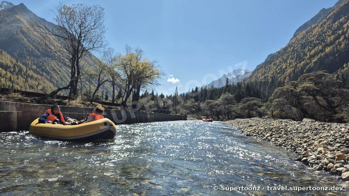 นั่งเรือยางล่องลำธารน้ำใสในหุบเขา